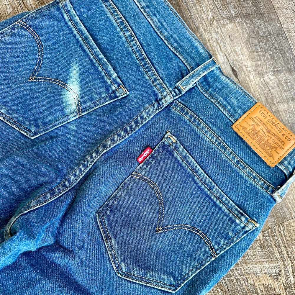 LEVIS medium wash high rise straight crop 25